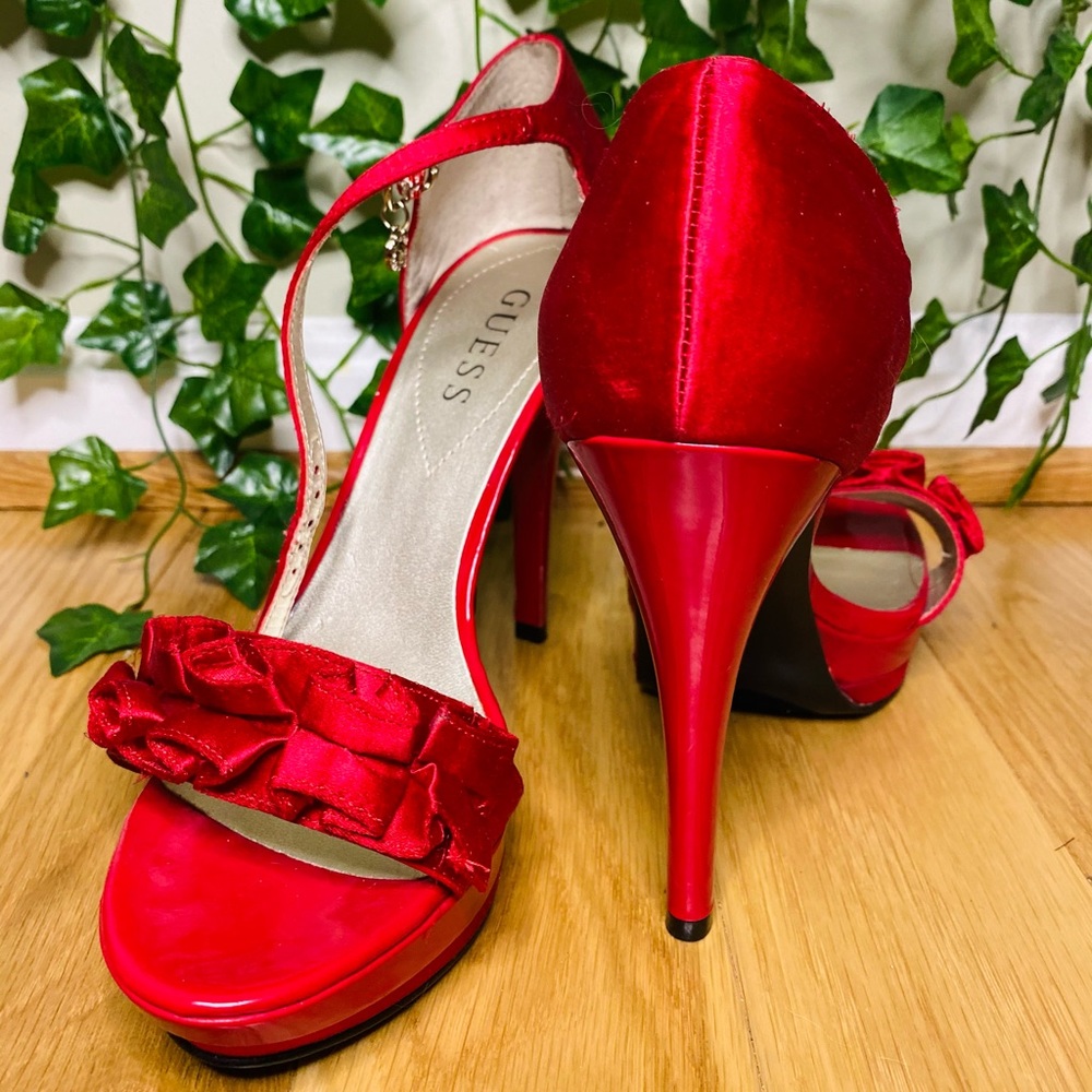 NEW❤️ GUESS Red High Heels w/Hanging “G” Gems